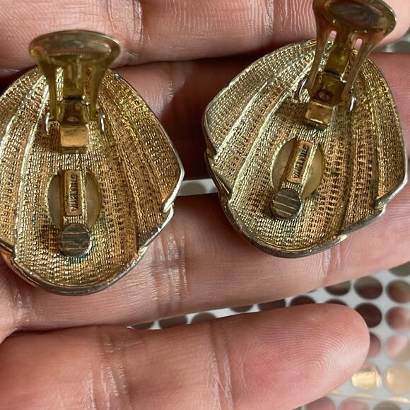 Vintage JIIN HWA Signed Black Enamel Cabochon Clip On Earrings B#18 - Picture 4 of 9